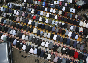 Thousands sign petitions to prosecute Sun over Muslim poll