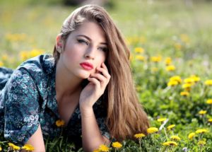 7 Ways to Attract Girls While Traveling Solo